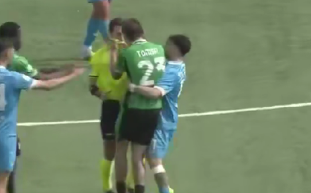 Imagine Stire Sassuolo, reacție acidă după ce românul Troy Tomșa a sărit la gâtul unui arbitru | 2review.ro