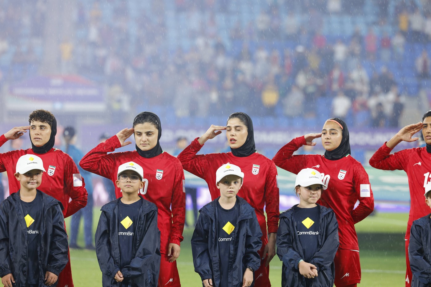 Imagine Stire Iraniencele au revenit la salutul militar, după care s-a aflat totul: ce s-a întâmplat ”acasă” | 2review.ro