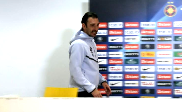 Un minut pe ceas! Ce a făcut Charalambous la ultima lui conferință, după ce și-a dat demisia de la FCSB