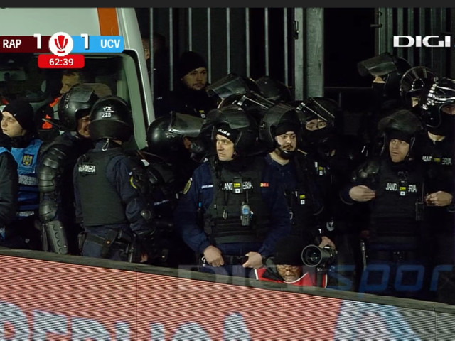 Gaze lacrimogene și scandări rasiste la Rapid - Craiova
