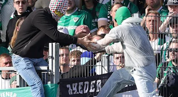 Moment neverosimil în Germania: au sărit din tribună în timpul meciului și ce a urmat face înconjurul lumii
