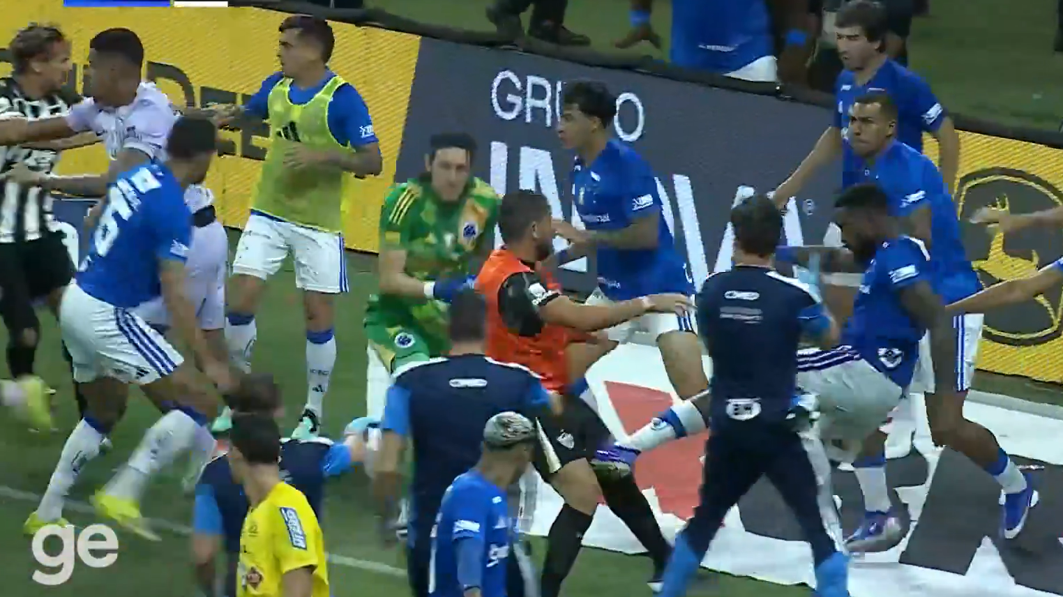 Imagine Stire N-ai mai văzut așa ceva: 23 de cartonașe ROȘII după o bătaie ”scandaloasă”! Imaginile fac înconjurul lumii | 2review.ro