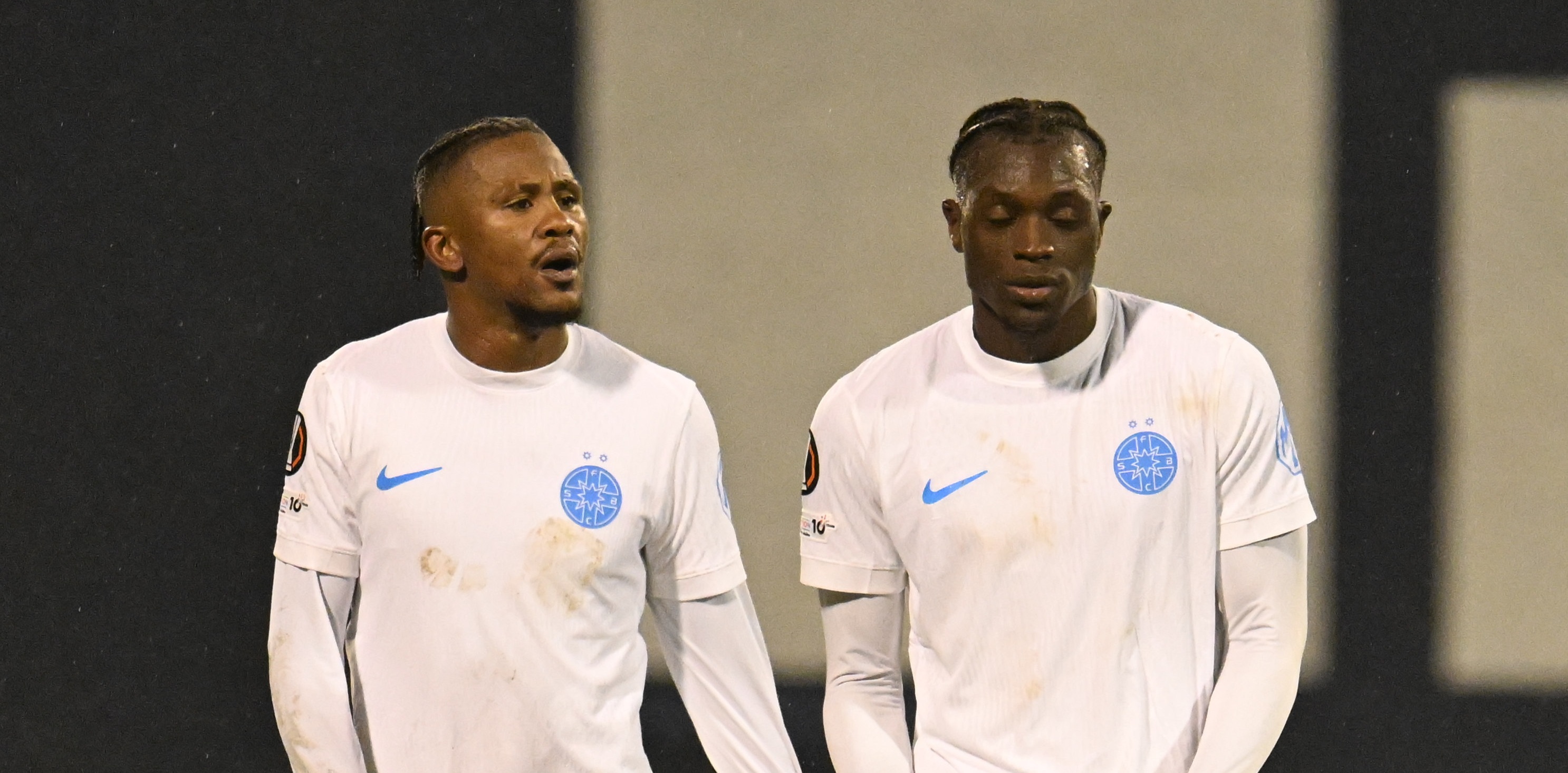 E oficial! Siyabonga Ngezana, OUT