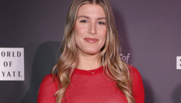 "Nu știam cât e de scurtă sau de transparentă!" Eugenie Bouchard a apărut la un eveniment cu o rochie pe care nu o probase