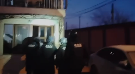 Percheziții la Ploiești! Nouă persoane, duse la poliție, după incidentele de la Rapid - Petrolul