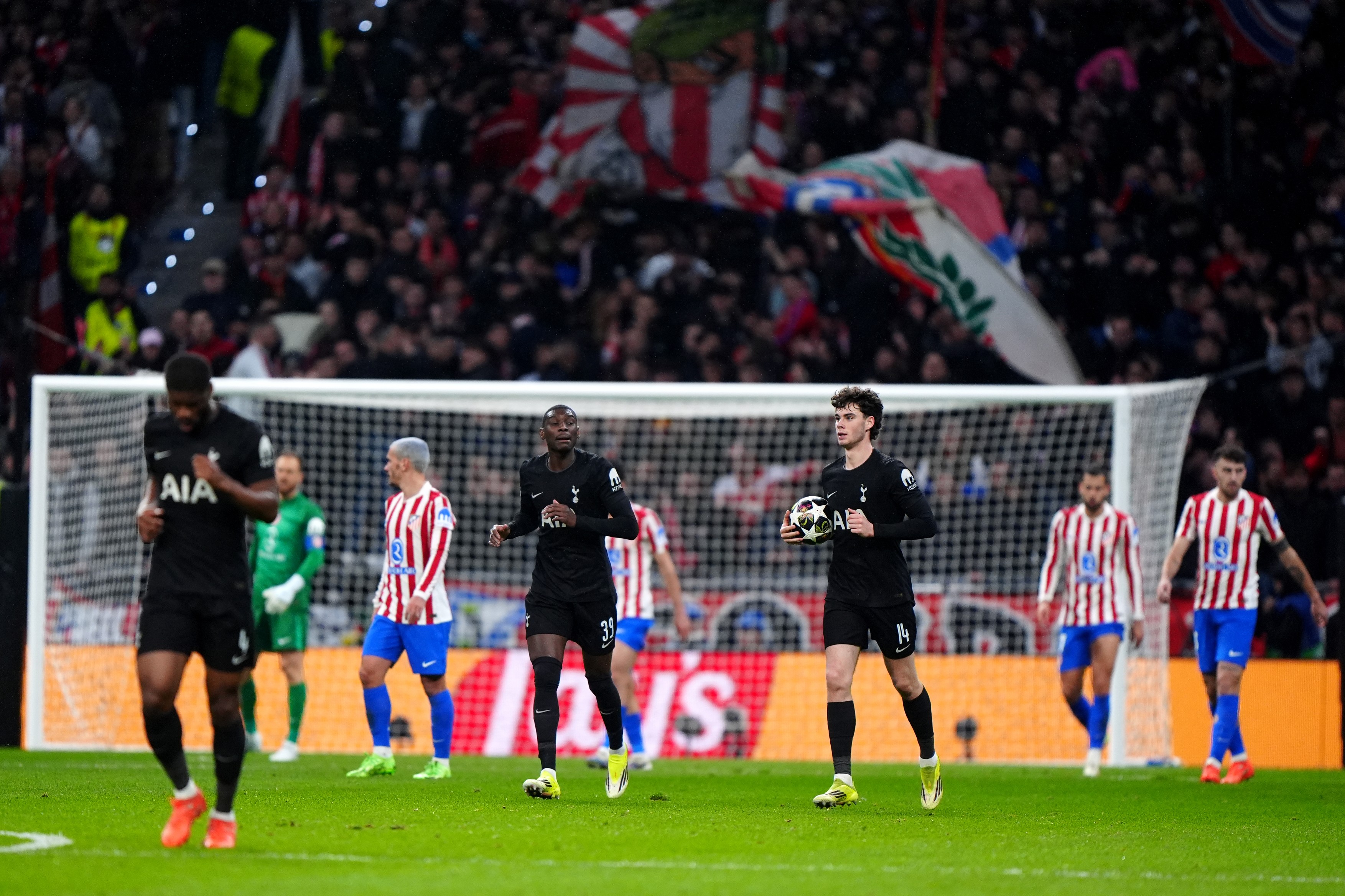 ”Demolați”. Tottenham a luat PATRU goluri de la Atletico și a intrat în ”istoria neagră” din UCL, chiar sub ochii lui Drăgușin