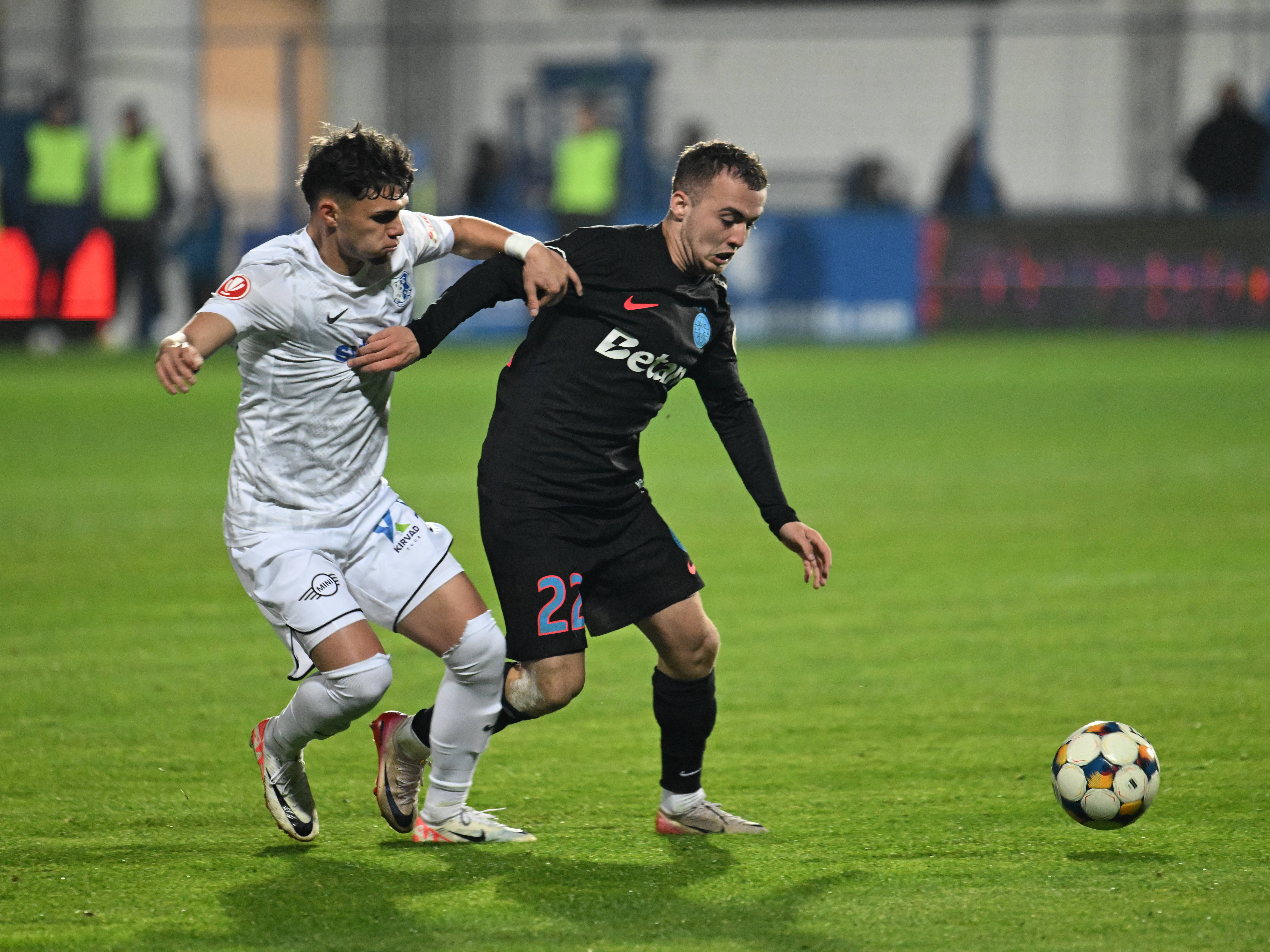 Imagine Stire Singurele echipe din SuperLiga care au respectat regula ”5+6” impusă de FRF | 2review.ro