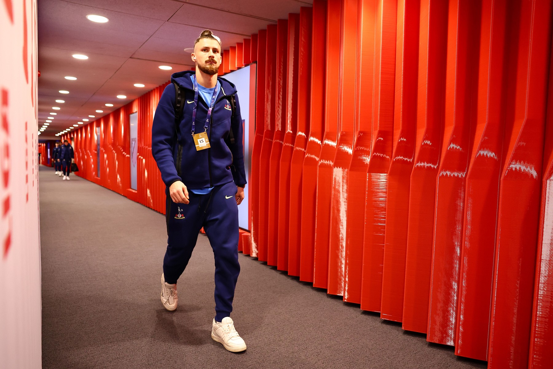 Imaginile spun totul! Cum a fost surprins Drăgușin, în minutul 89 al meciului Atletico - Tottenham, la 5-2 pentru spanioli