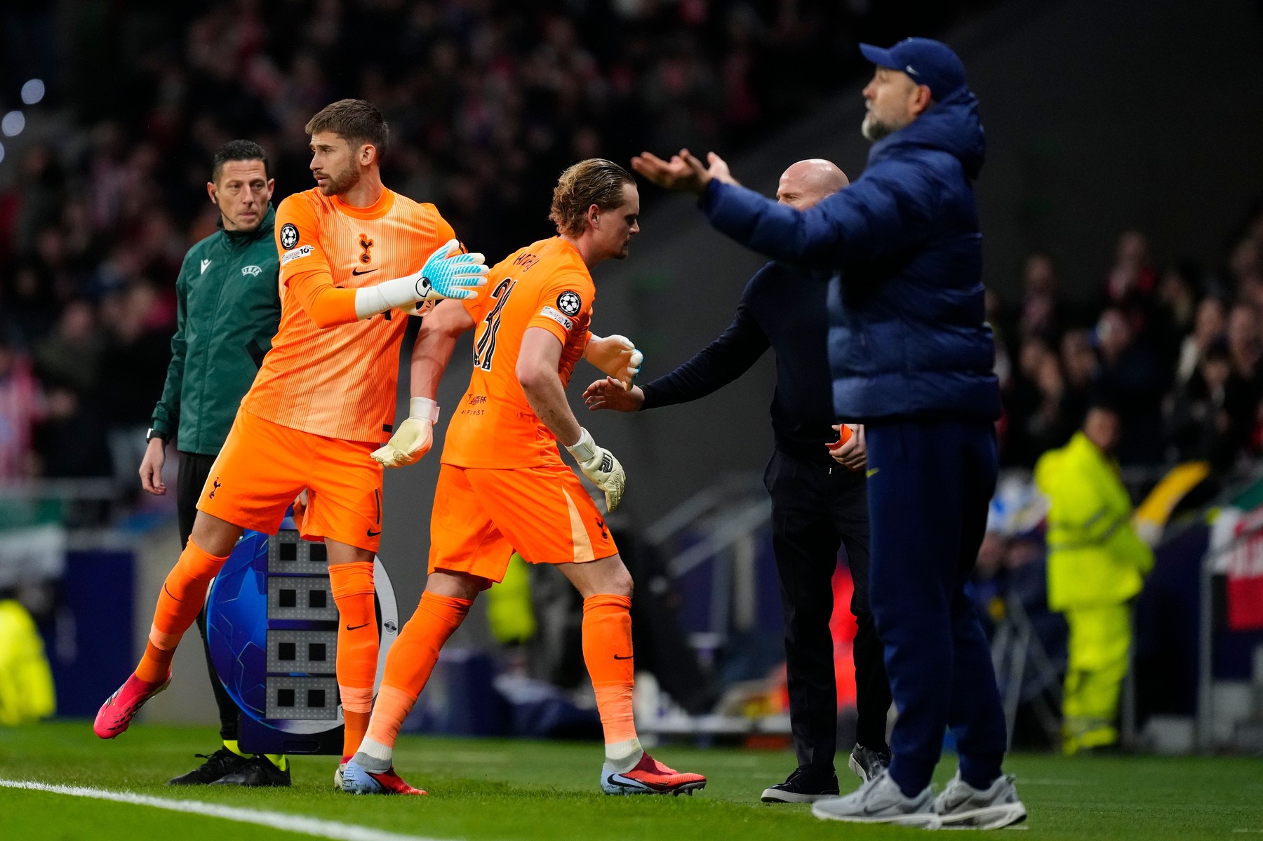 Imagine Stire Ce a făcut Kinsky, imediat după dezastrul din Champions League în care a fost schimbat în minutul 17 | 2review.ro
