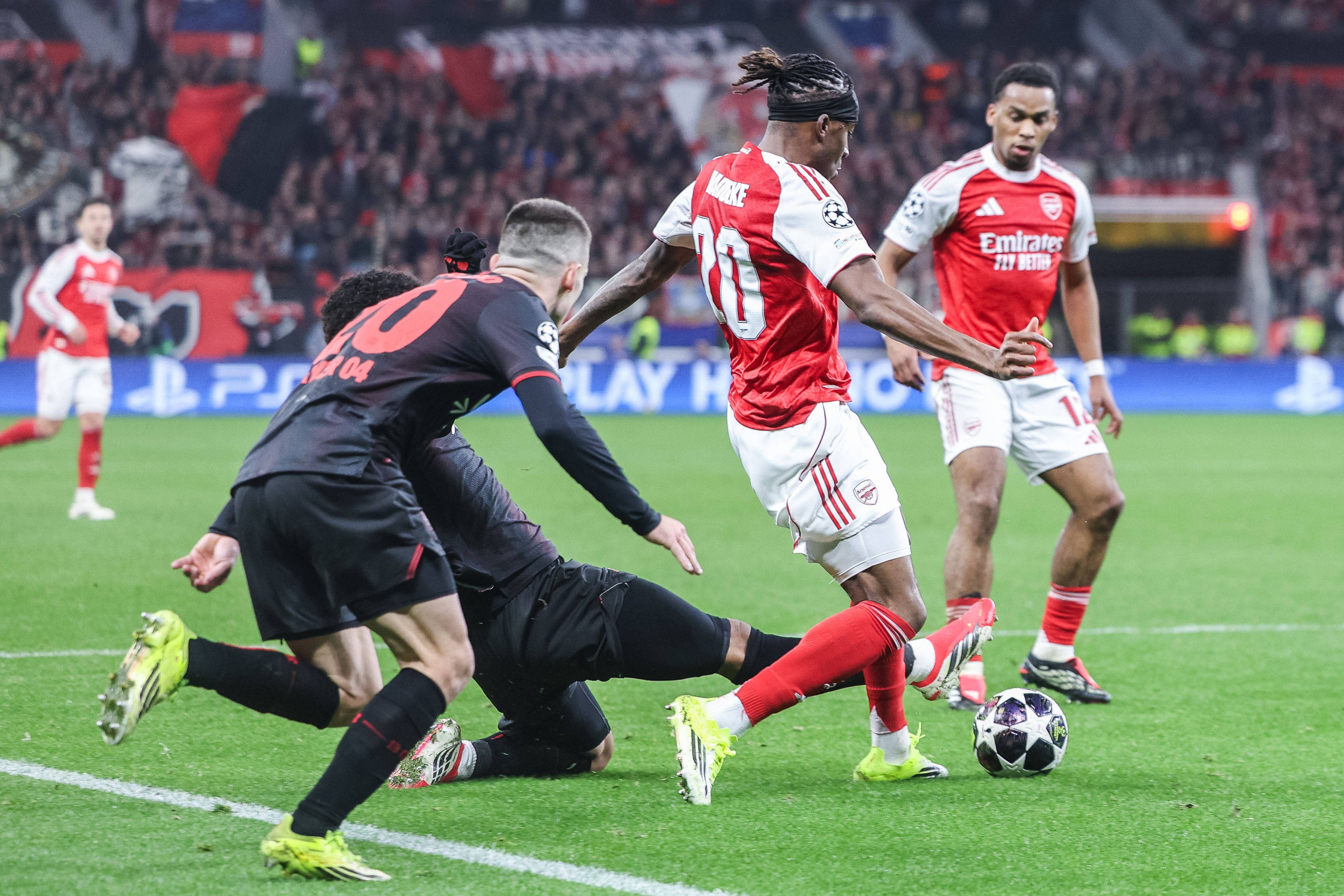 Imagine Stire Germanii nu s-au abținut, după ce Arsenal a egalat-o pe Leverkusen în minutul 89, cu un penalty dubios | 2review.ro