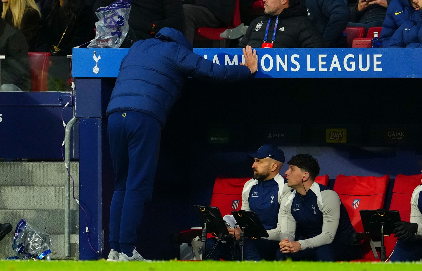 Imagine Stire ”Ce rușine!” Antrenorul ”dat afară” în timpul meciului din Champions League | 2review.ro