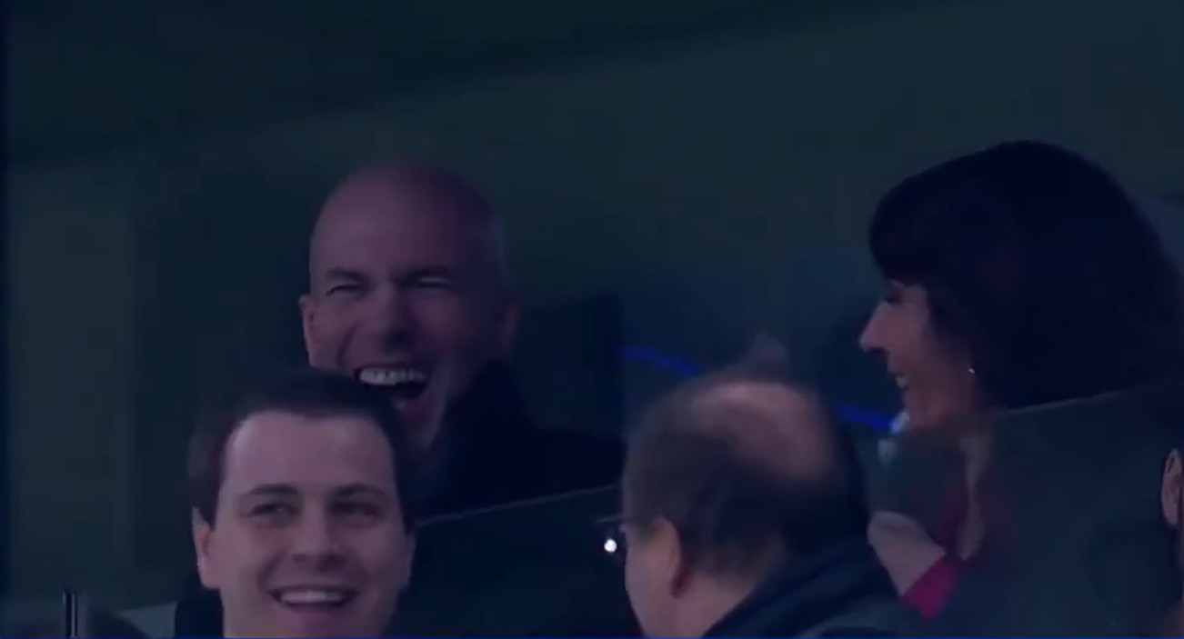 Imagine Stire Camerele l-au surprins! Talismanul Zinedine Zidane nu s-a putut abține la Real Madrid - Manchester City 3-0 | 2review.ro