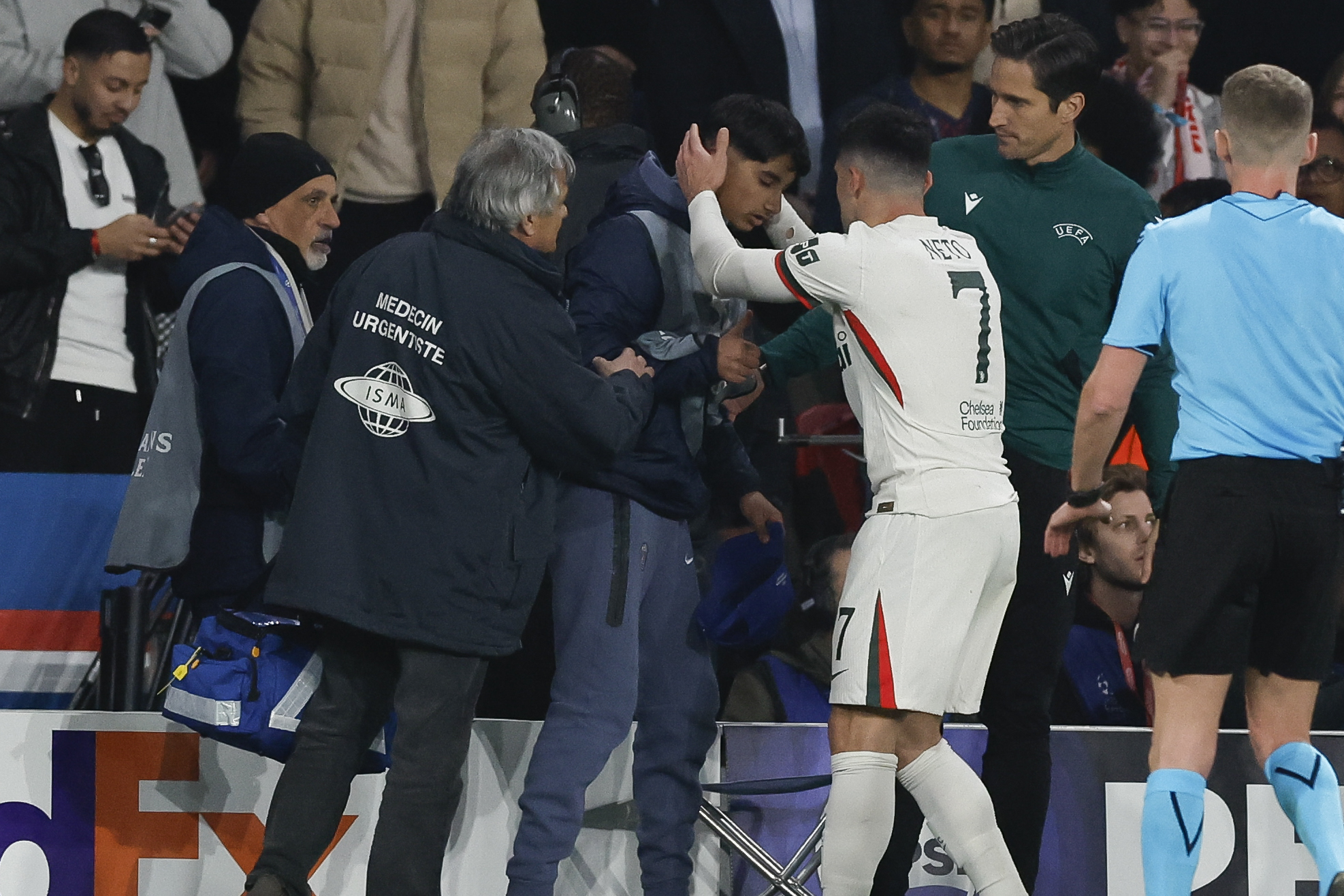 Imagine Stire Scandal în finalul meciului PSG - Chelsea! Pedro Neto a îmbrâncit un copil de mingi și apoi a reacționat | 2review.ro