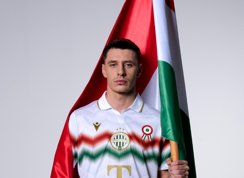 Imagine Stire Inclus de Mircea Lucescu pe lista pentru meciul cu Turcia, a apărut cu un drapel uriaș al Ungariei în mână | 2review.ro
