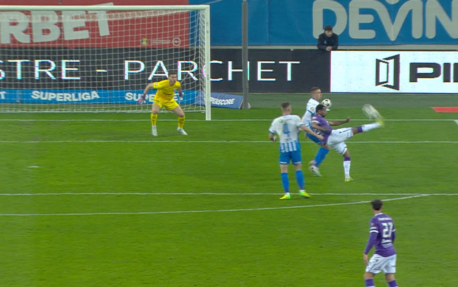 Imagine Stire ”Fantastic”. Laurențiu Popescu, fără reacție la golul superb marcat de Adel Bettaieb în Universitatea Craiova - FC Argeș | 2review.ro