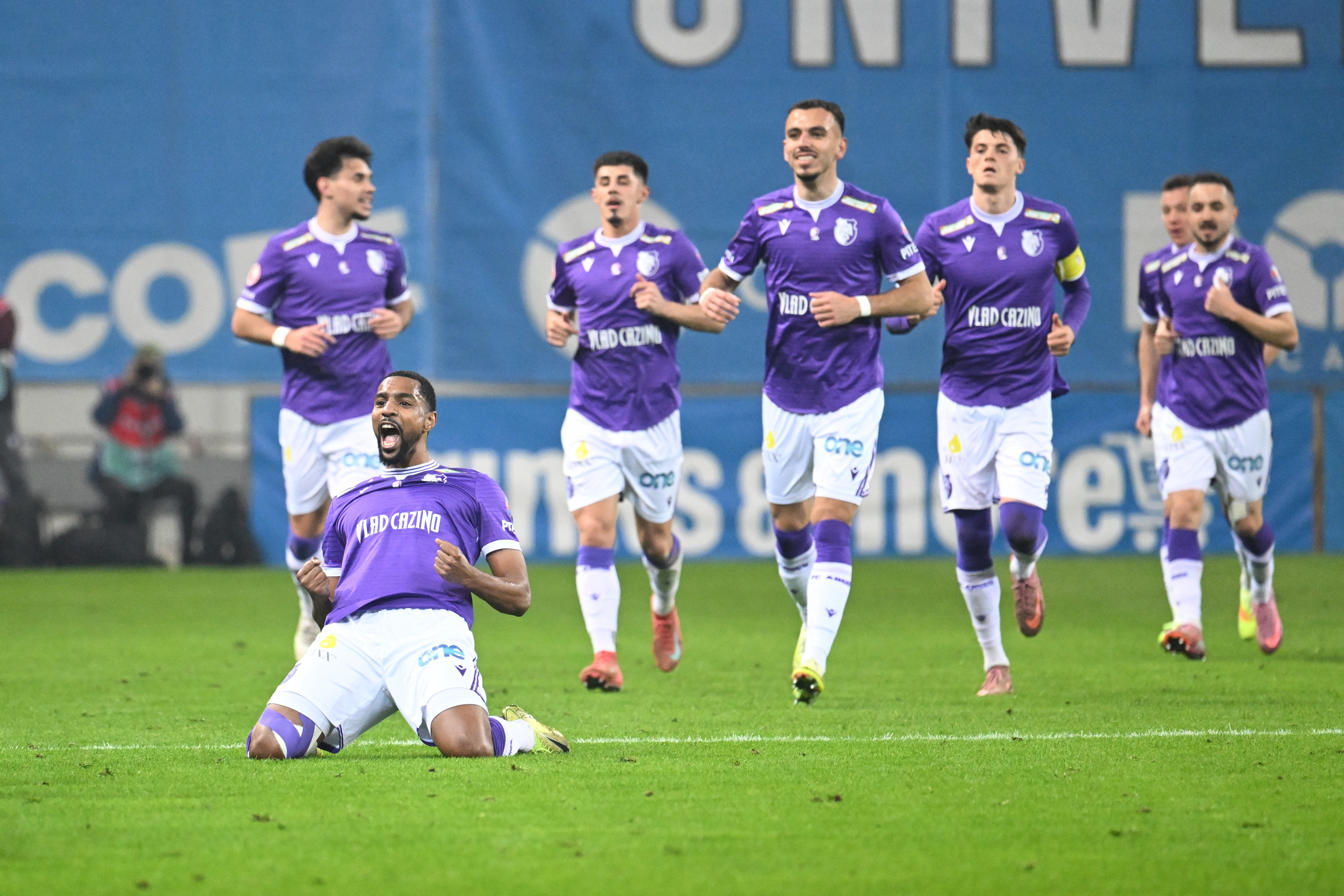 Imagine Stire Universitatea Craiova - FC Argeș 0-1. Surpriză în Bănie! Liderul a fost învins de piteșteni, care urcă pe 2 | 2review.ro