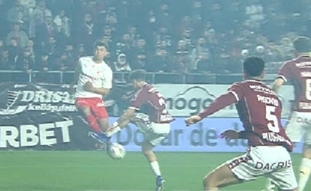Imagine Stire Istvan Kovacs a dictat penalty în minutul 8 al derby-ului Rapid - Dinamo! ”Centralul” a avut nevoie de VAR | 2review.ro
