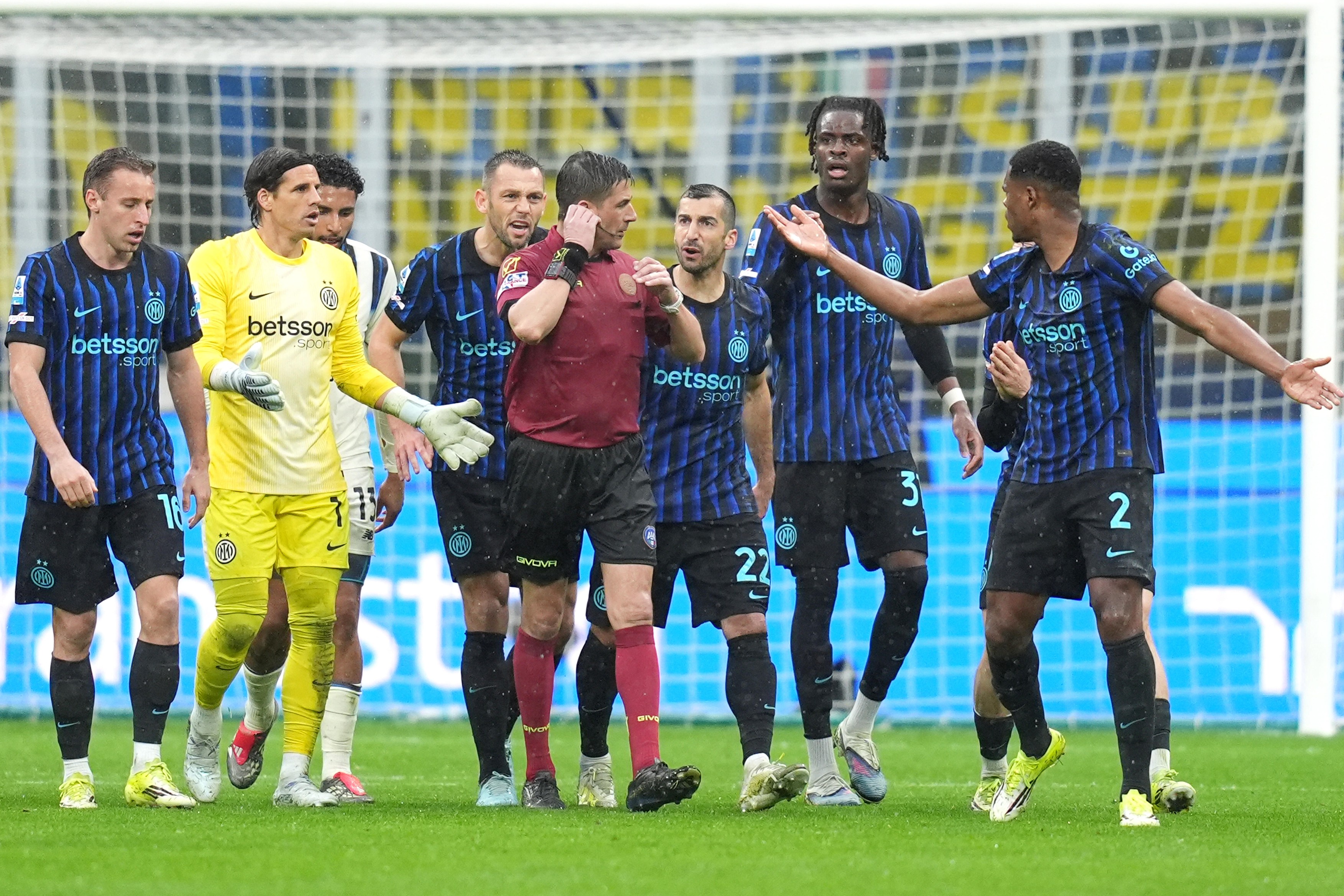 Imagine Stire Jucătorii de la Inter n-au mai rezistat la finalul meciului cu scandal contra Atalantei | 2review.ro