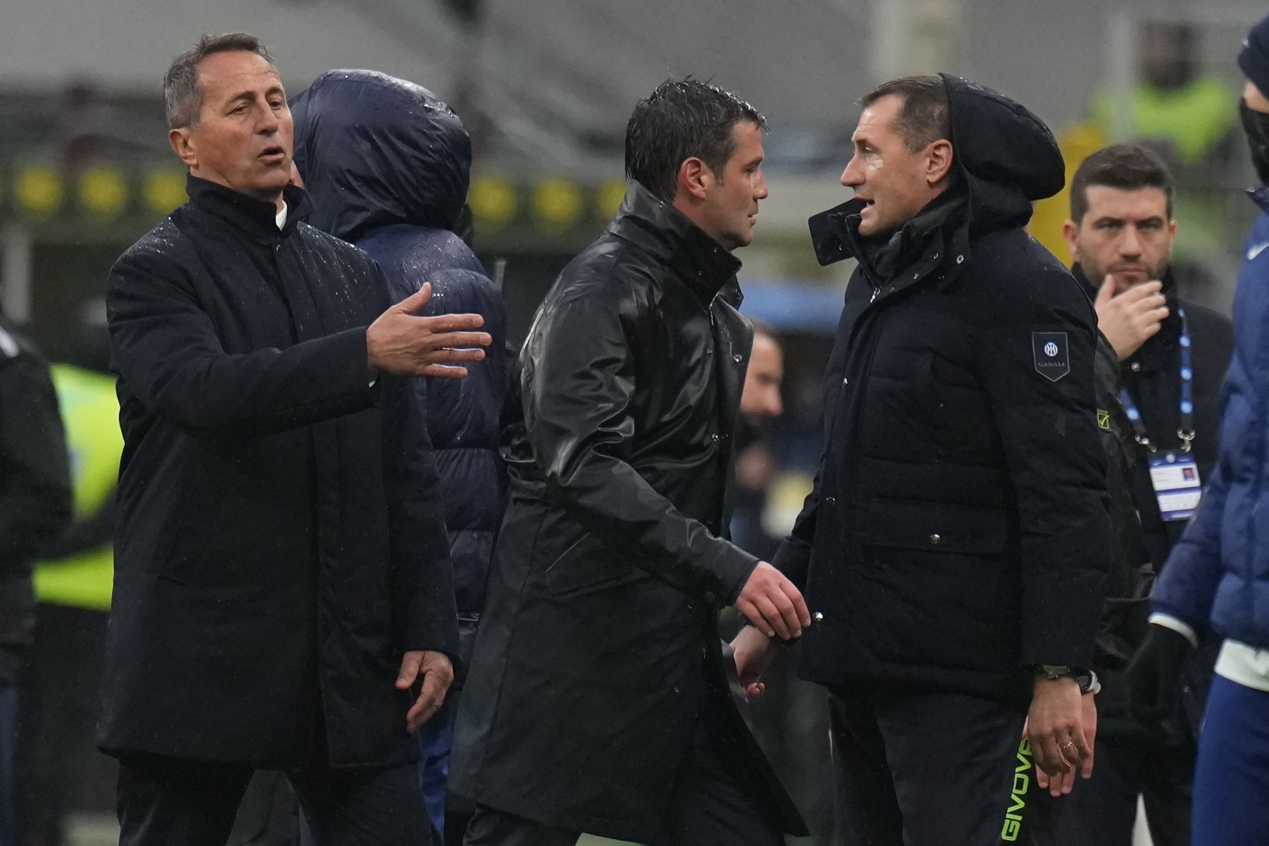 Imagine Stire Eliminarea cu Atalanta nu e prima pentru Chivu! Când a mai văzut cartonașul roșu antrenorul român | 2review.ro