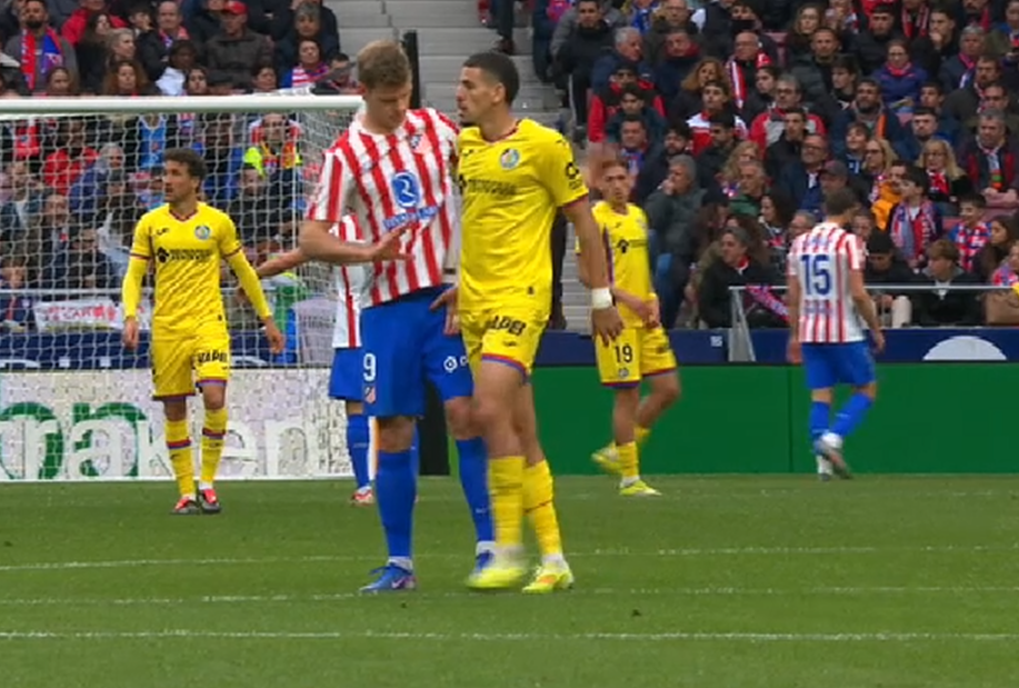 Imagine Stire Eliminare NEVEROSIMILĂ în Atletico Madrid - Getafe! ”Roșu”, după ce și-a ciupit adversarul în zona intimă | 2review.ro