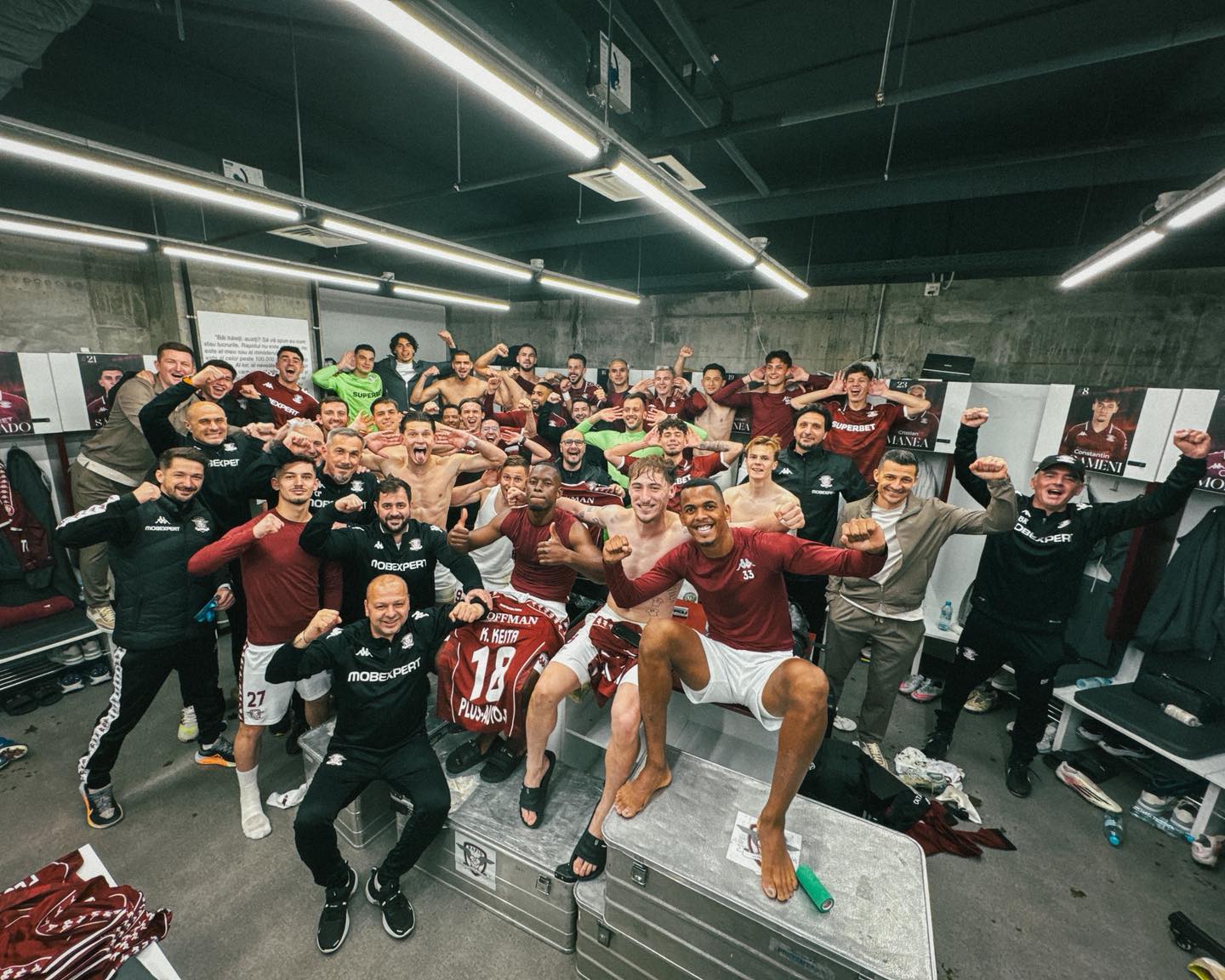 Imagine Stire Cu dedicație pentru Kader Keita! Ce s-a întâmplat în vestiar, imediat după Rapid - Dinamo 3-2 | 2review.ro