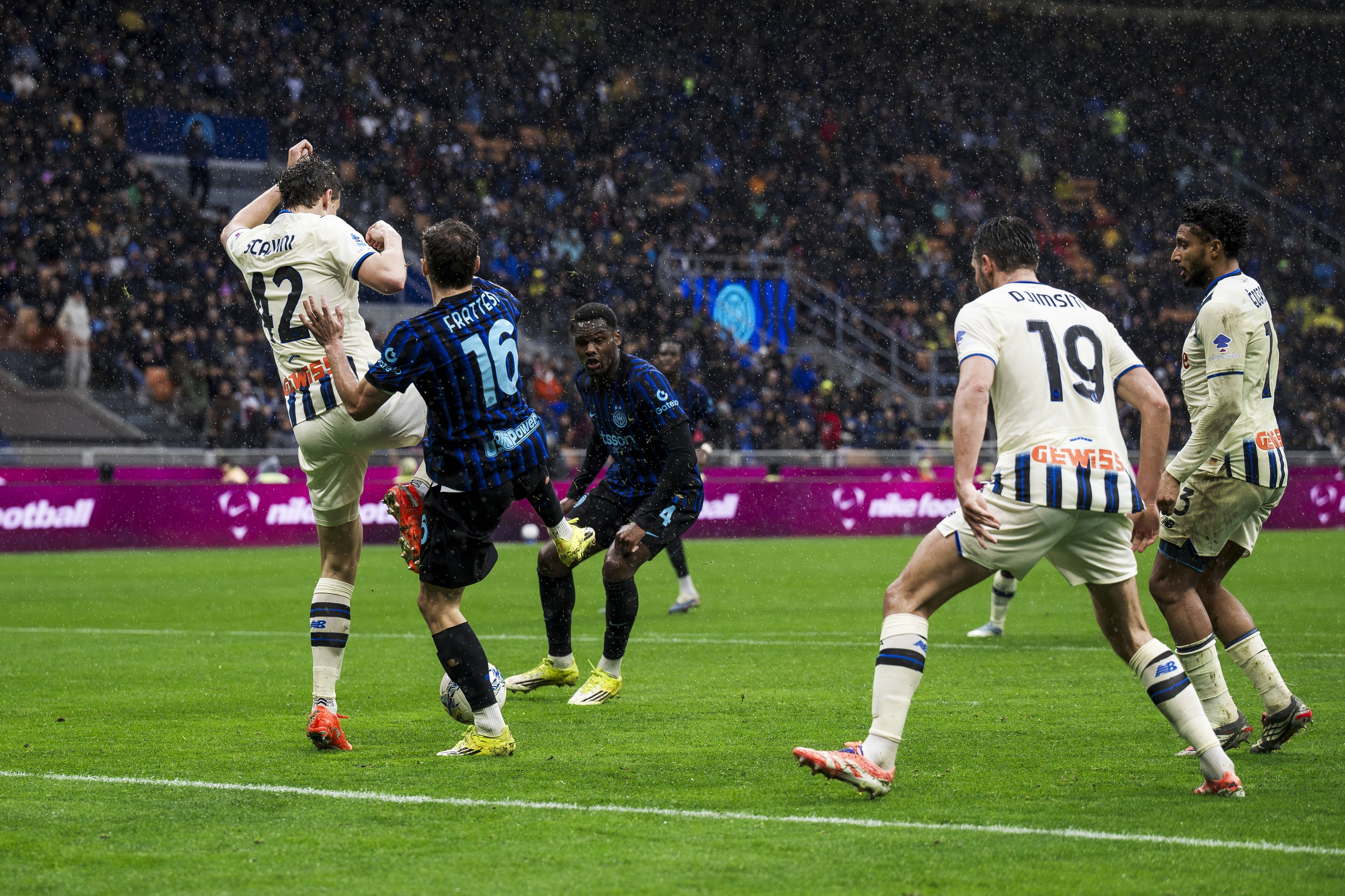 Imagine Stire ”A înnebunit”, după ce Inter nu a primit penalty cu Atalanta: ”Jur pe viața mamei!”. Nici arbitrul nu a scăpat | 2review.ro