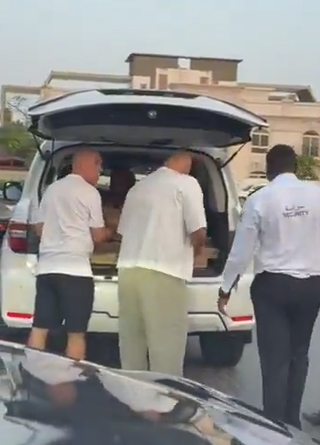 Imagine Stire Fără dubii: cum l-au numit arabii pe Cosmin Olăroiu, după ce a deschis portbagajul mașinii și i-a lăsat pe toți fără cuvinte | 2review.ro