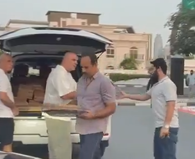 Imagine Stire Prima reacție a lui Cosmin Olăroiu, după ce a deschis portbagajul mașinii sale și i-a lăsat fără cuvinte pe arabi | 2review.ro