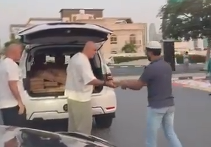 Imagine Stire Un milionar din România împarte mâncare din portbagaj pe străzile de la Dubai! Arabii, fără dubii | 2review.ro
