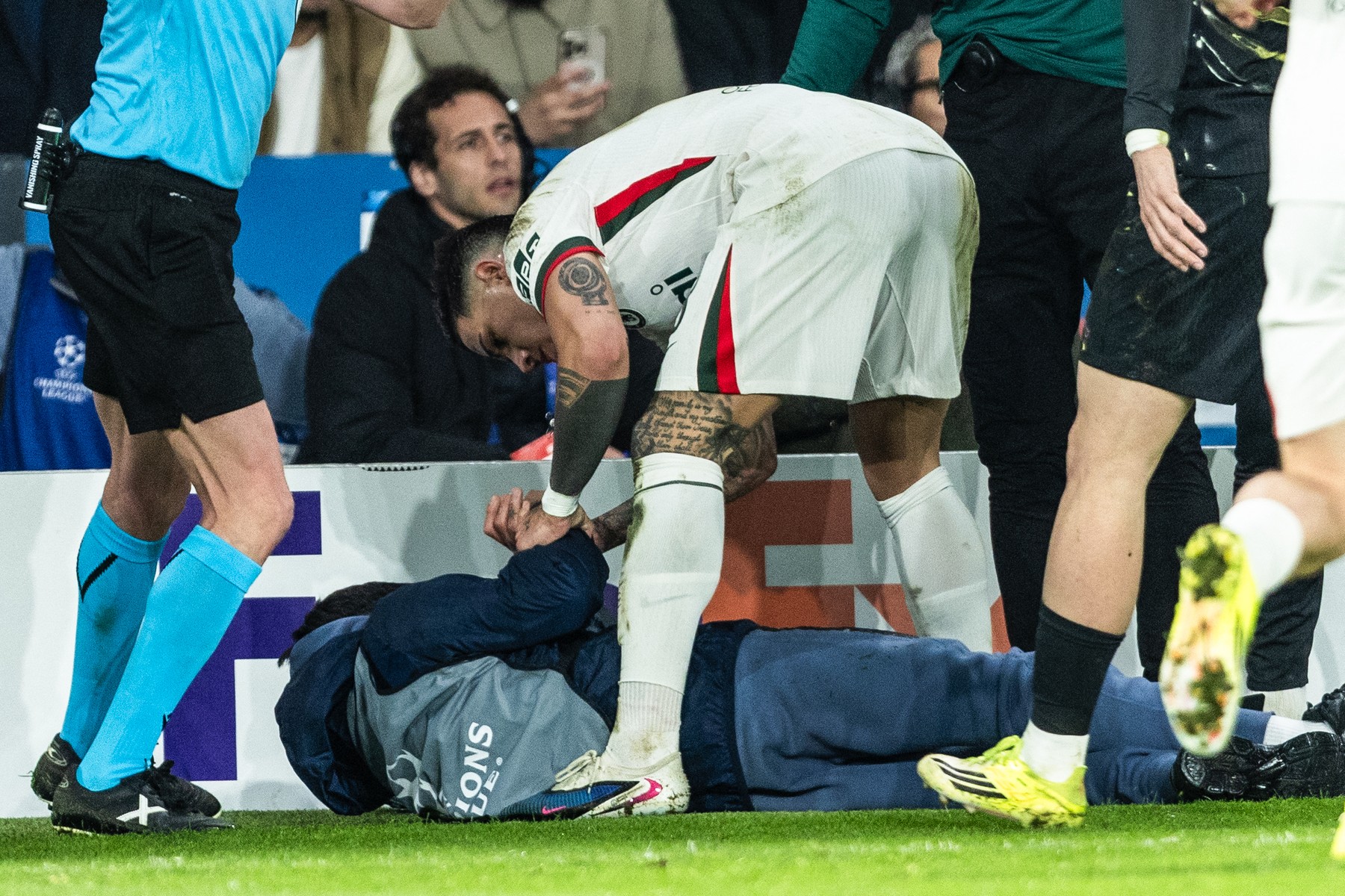 Imagine Stire Ce pedeapsă a dictat UEFA pentru Pedro Neto, după ce a îmbrâncit un copil de mingi la PSG - Chelsea 5-2 | 2review.ro