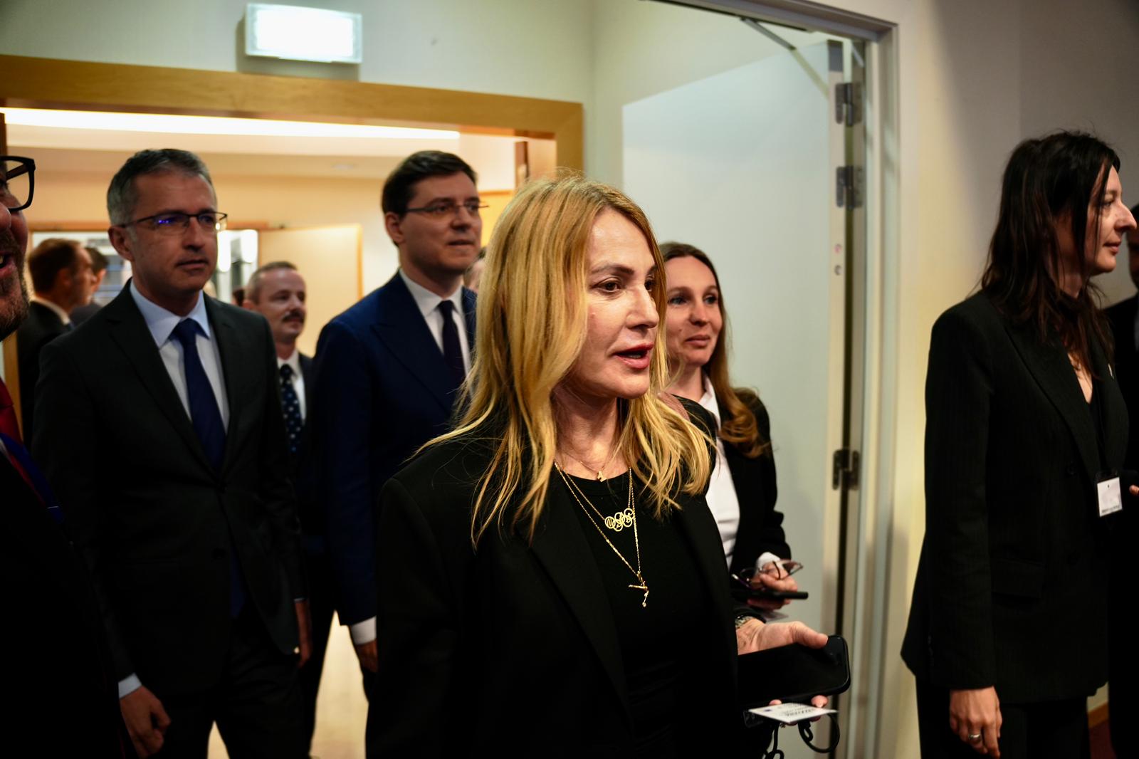 Imagine Stire Nadia Comăneci s-a dus în Parlamentul European și a impresionat-o pe Roberta Metsola cu discursul său | 2review.ro