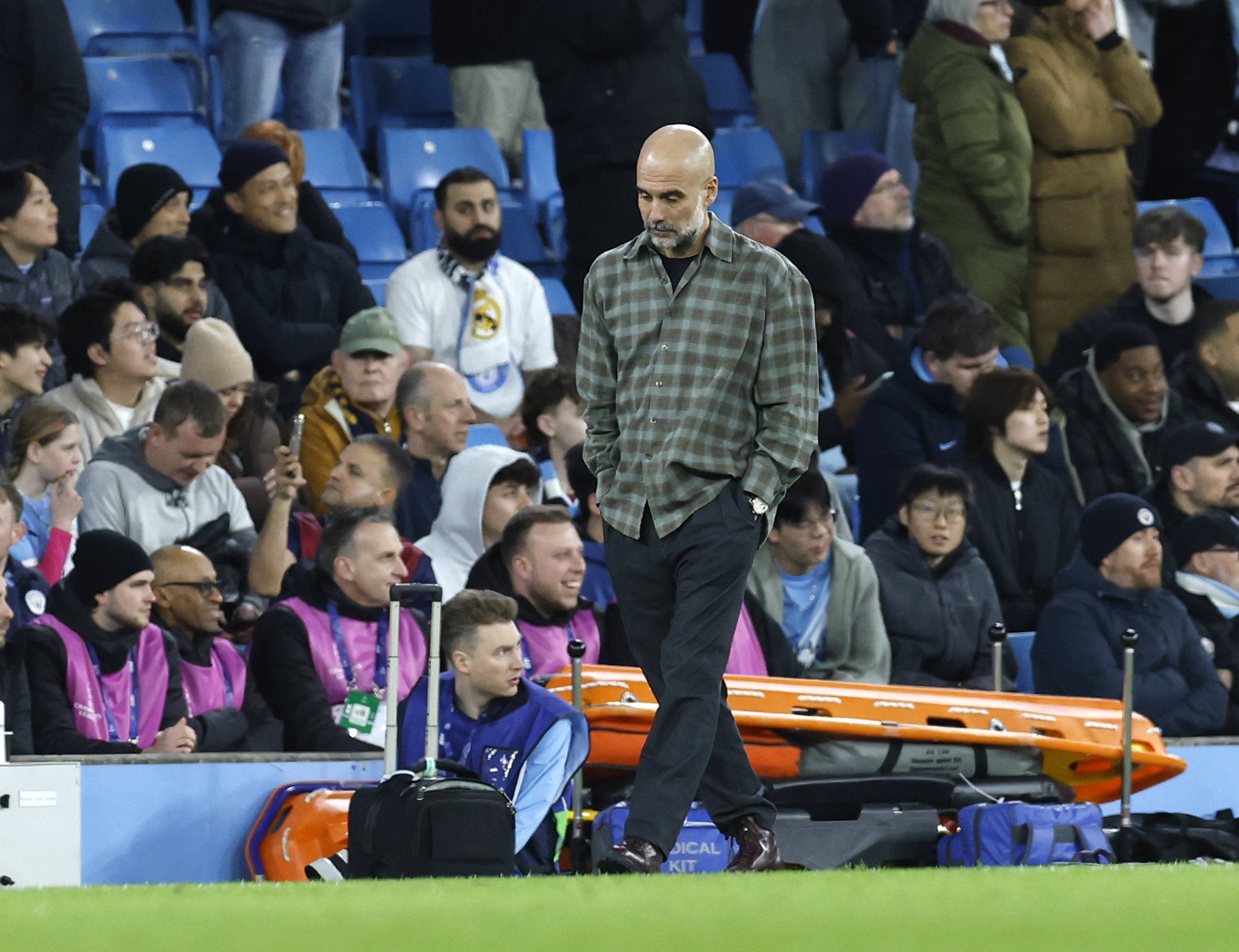 Pep Guardiola, ținta ironiilor. Cât costă cămașa cu două numere mai mare, purtată la Manchester City - Real Madrid 1-2