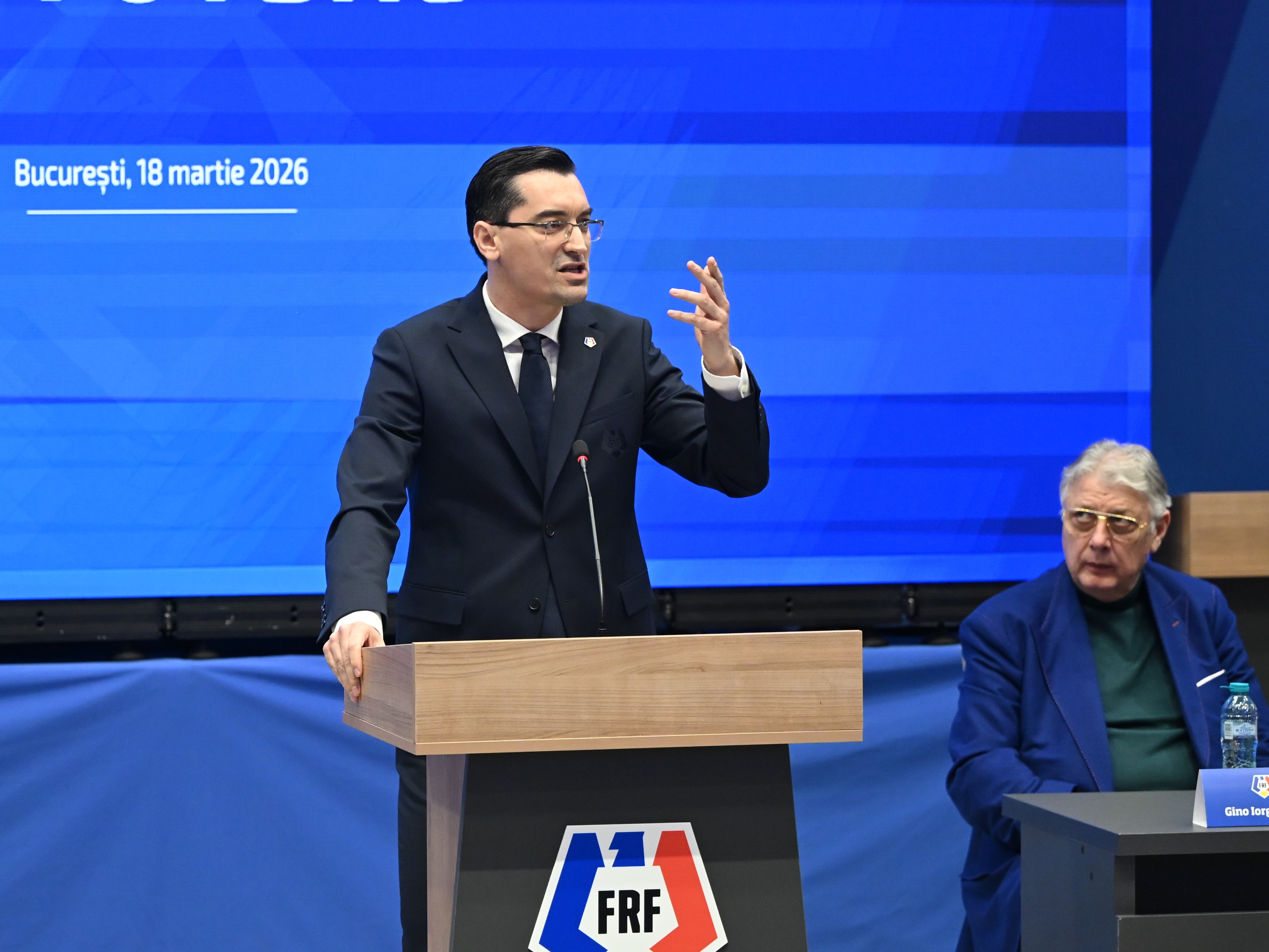 Singurul mesaj citit de Răzvan Burleanu, după ce a câștigat alegerile de la FRF: "Mami, cine e măscăriciul ăsta?"