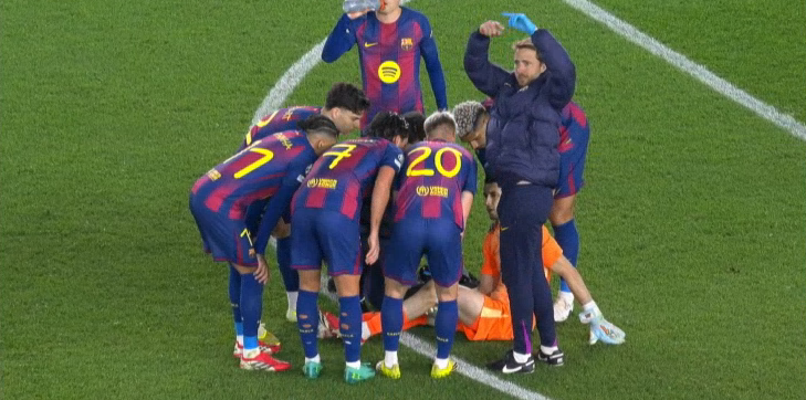 Imagine Stire Lovitura primită de Barcelona în victoria din UCL: accidentare în minutul 80! Înlocuitorul ”se distra” pe bancă | 2review.ro