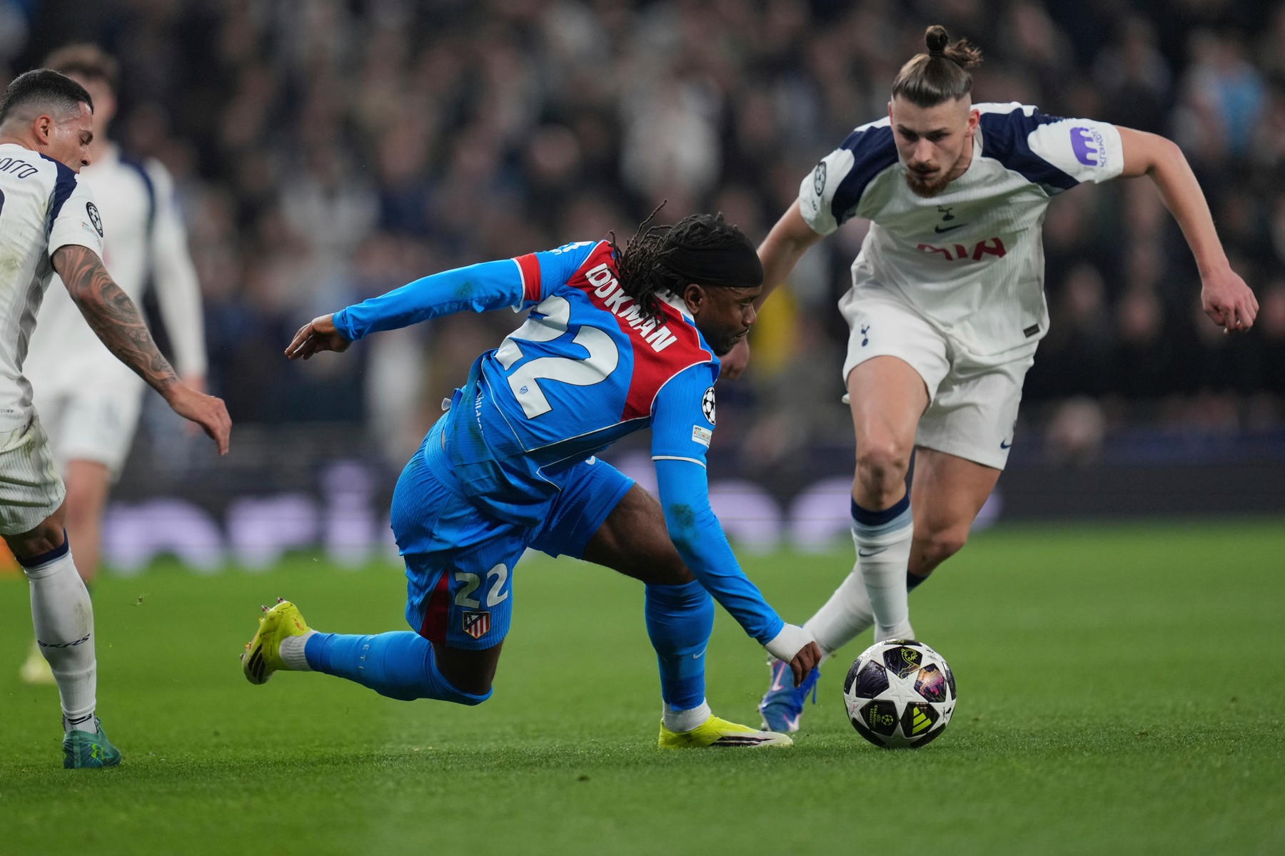 Englezii l-au văzut pe Radu Drăgușin în prima repriză cu Atletico și au dat verdictul