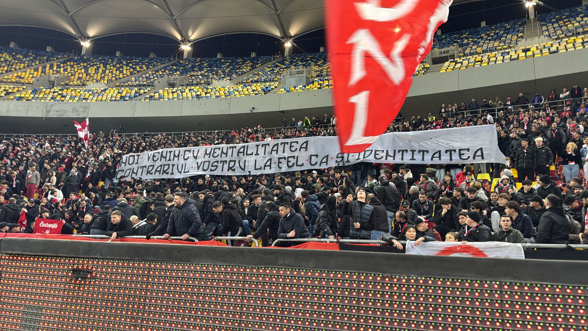 ”Bătălia” galeriilor! Bannerele afișate la Dinamo - Universitatea Craiova: ”V-au furat rapizii...”