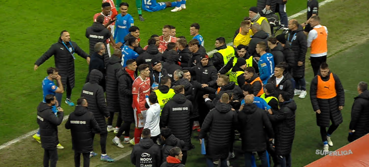 S-au încins spiritele la Dinamo - Craiova! De la ce a plecat totul: arbitrul a arătat și un ROȘU