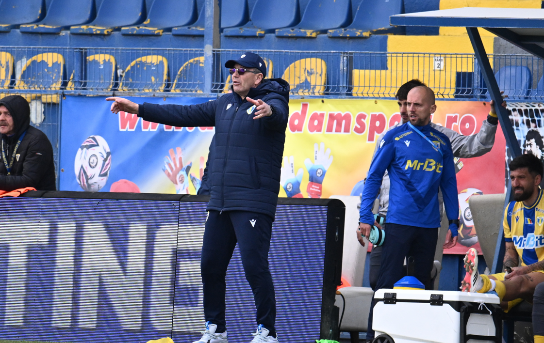 Neagoe nu a apărut la flash-interviu, iar secundul său i-a ”mitraliat” pe jucătorii Petrolului: ”Se vede!” Numele rostit