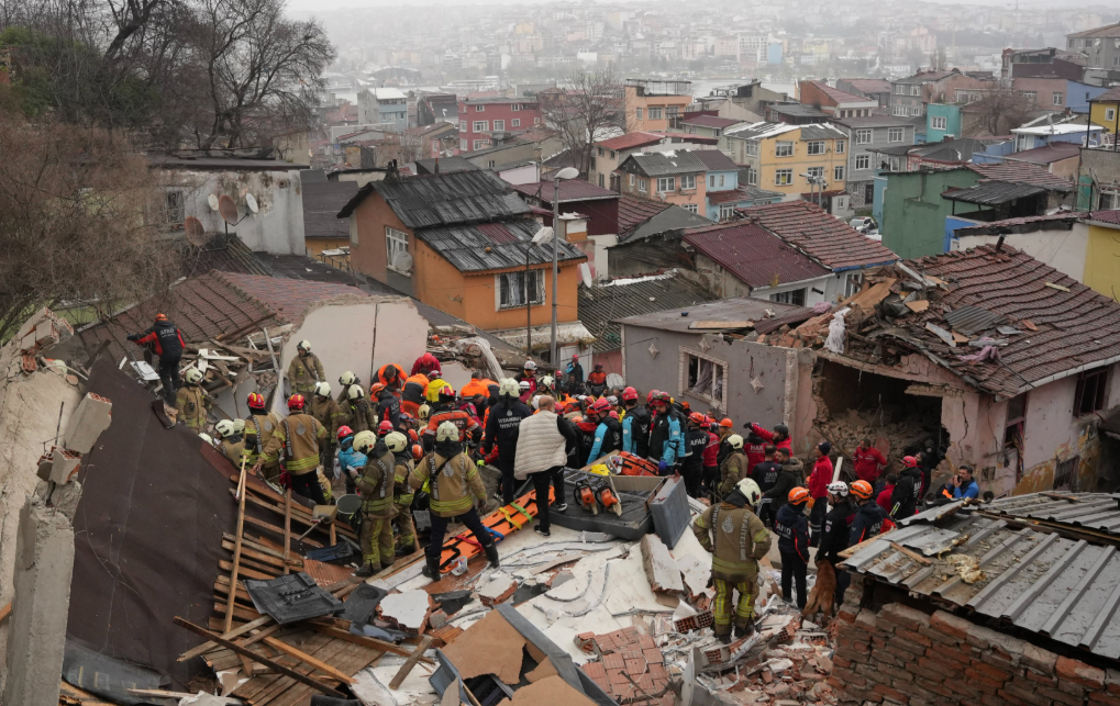 Explozie puternică și două clădiri prăbușite, cu patru zile înainte de Turcia - România!