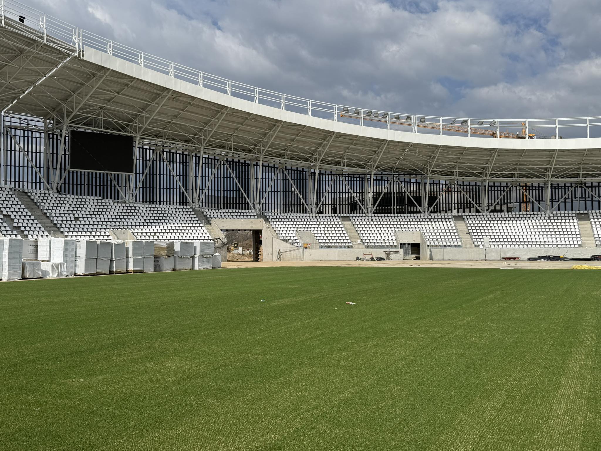 S-a montat gazonul pe noua "bijuterie" din România! Când urmează marea inaugurare: FCSB stă la pândă