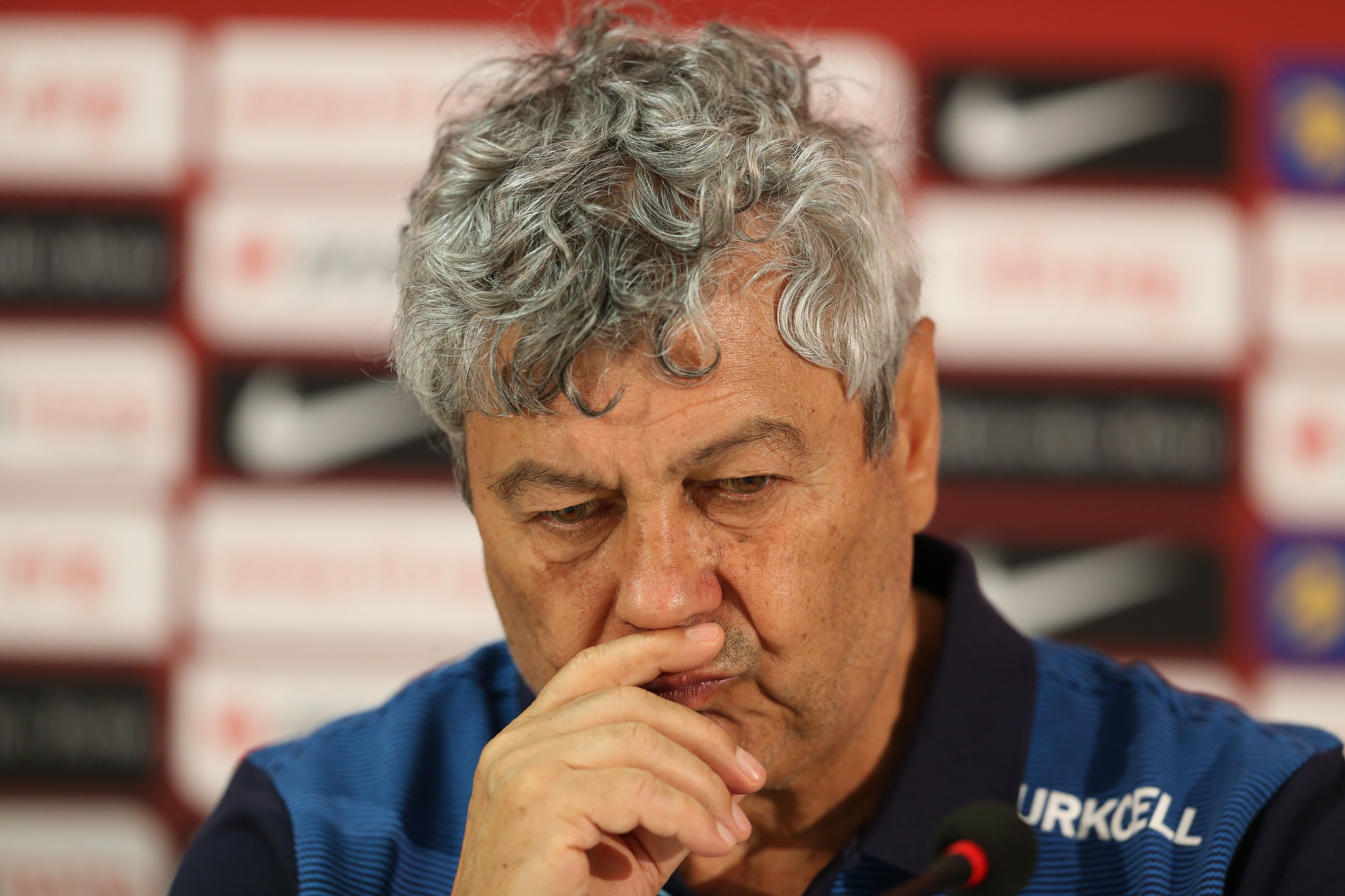 Imagine Stire Cine ar putea sta pe bancă la Slovacia - România, după ce Mircea Lucescu a fost transportat de urgență la spital | 2review.ro