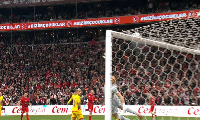 Imagine Stire Turcia - România 1-0 | Lucescu a mutat cu Tănase, după golul marcat de Ferdi. Yildiz a trimis în transversală”! | 2review.ro