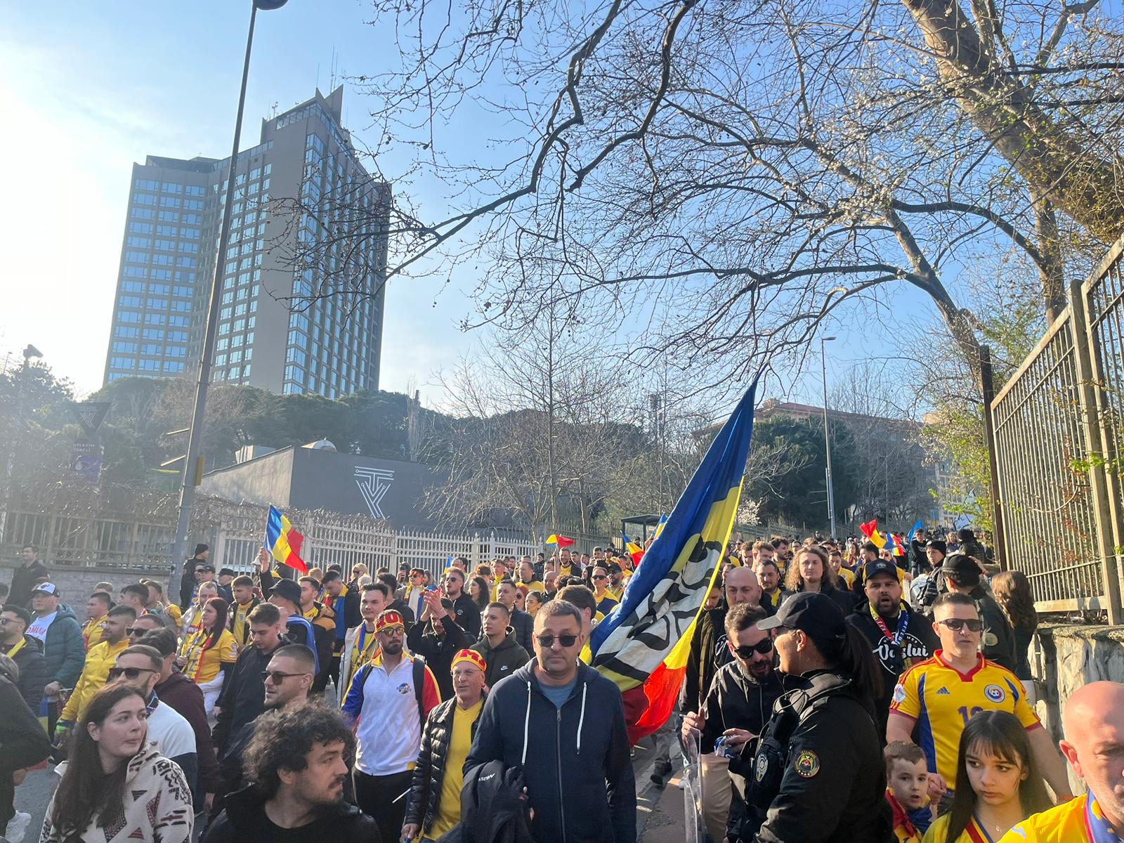 Descălțați la intrare, înainte de Turcia-România! Fanii ”Tricolorilor”, controlați până la piele