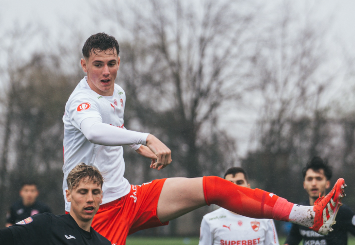 Imagine Stire Dinamo a postat o fotografie cu un jucător și a fost nevoită să vină cu explicații: ”Nu, nu e Photoshop” | 2review.ro