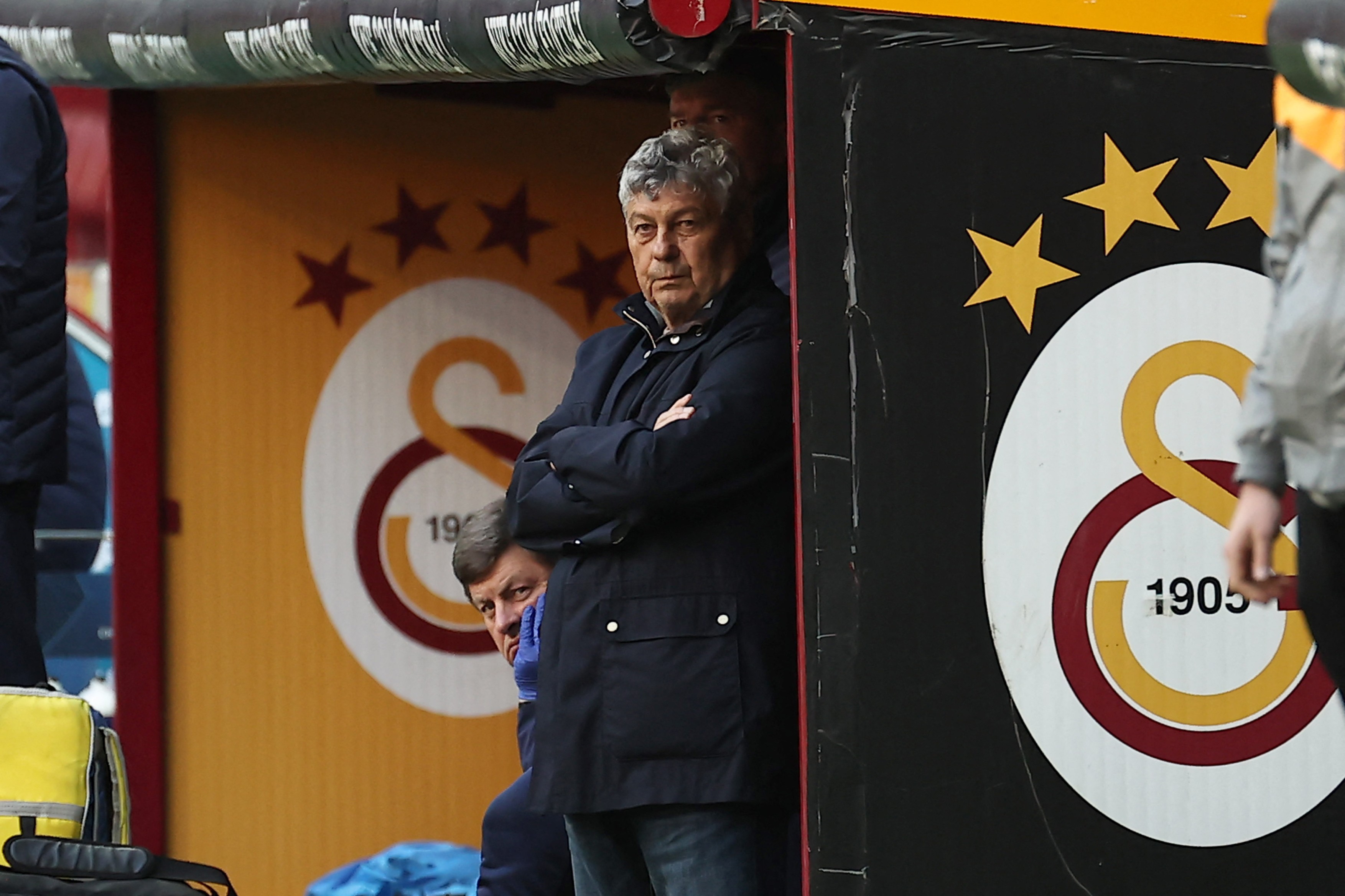 Imagine Stire Galatasaray a reacționat imediat, după ce Mircea Lucescu a fost dus de urgență la spital din cantonamentul naționalei | 2review.ro