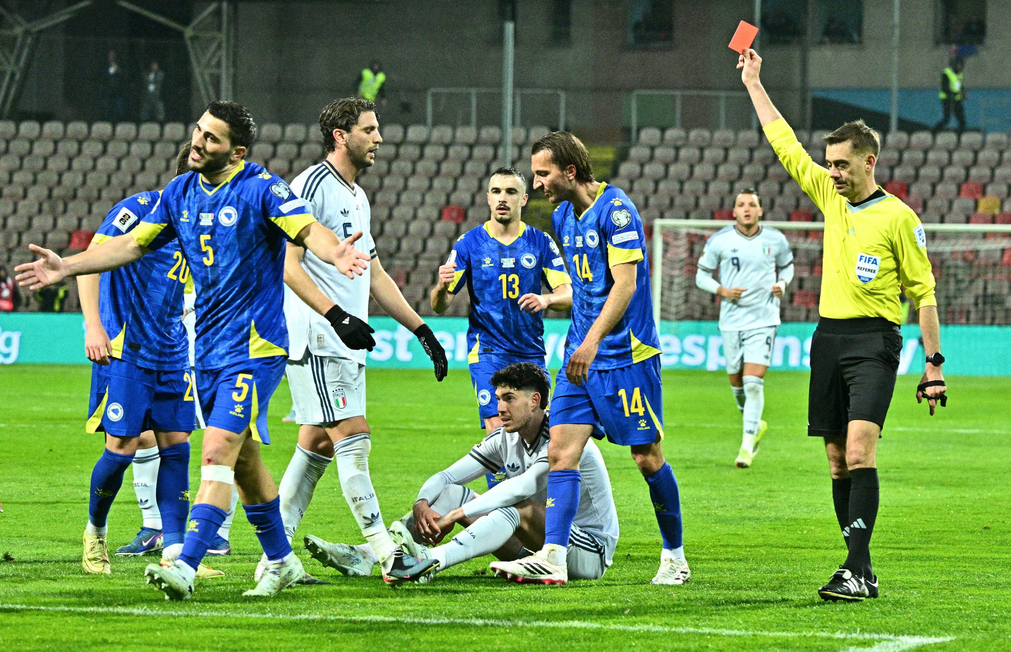 ROȘU direct! Jucătorul lui Cristi Chivu, eliminat la Bosnia - Italia