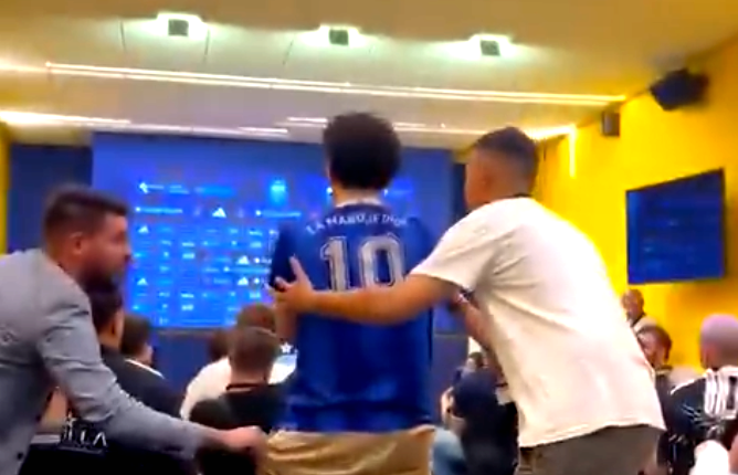 Imagine Stire Scene haotice: s-a furișat la conferință și l-a avertizat pe selecționerul Argentinei! Reacția lui Scaloni | 2review.ro