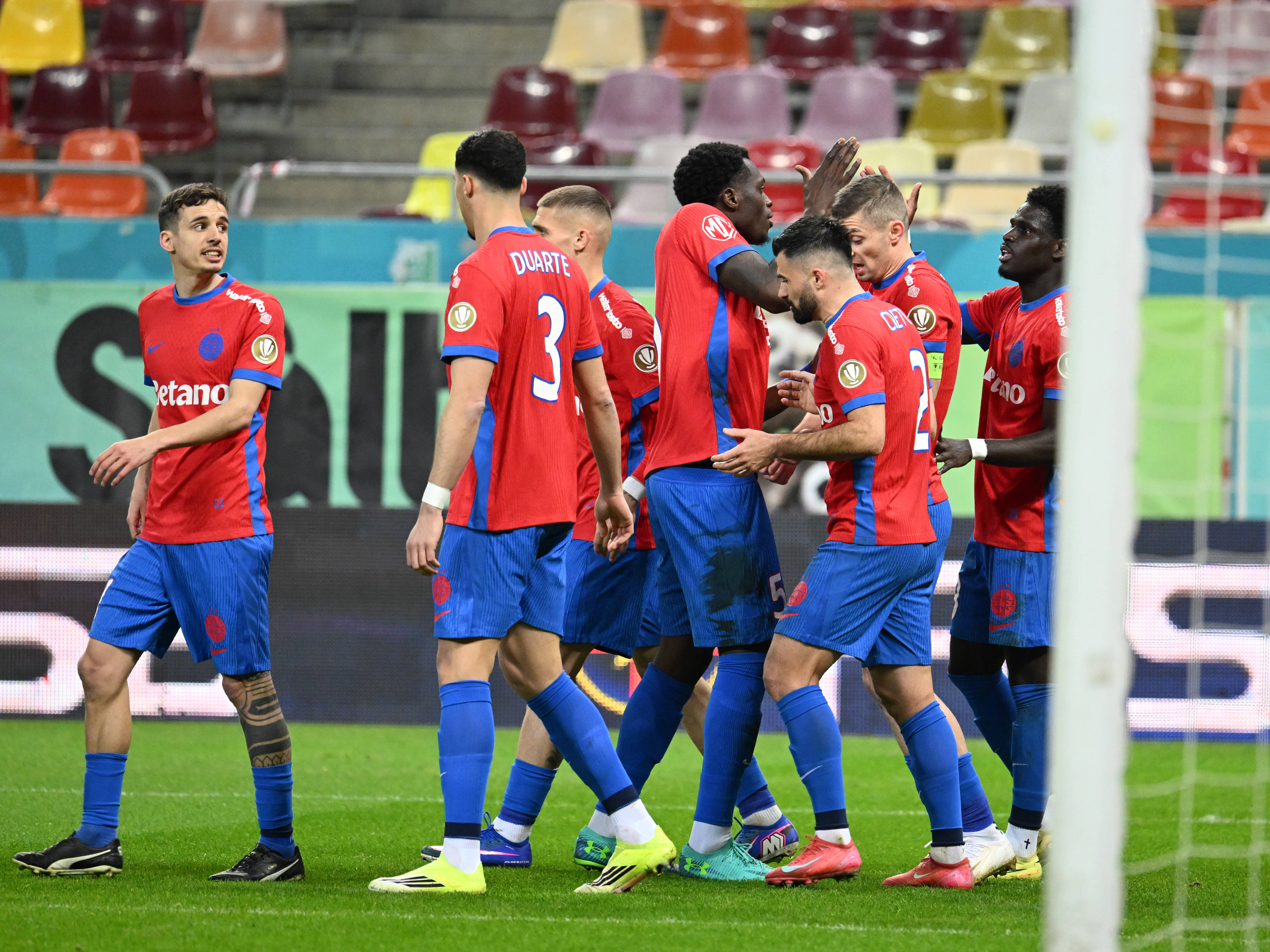 Imagine Stire Mirel Rădoi l-a pierdut pentru meciul cu Botoșani! Fotbalistul FCSB-ului ajunge prea târziu de la națională | 2review.ro