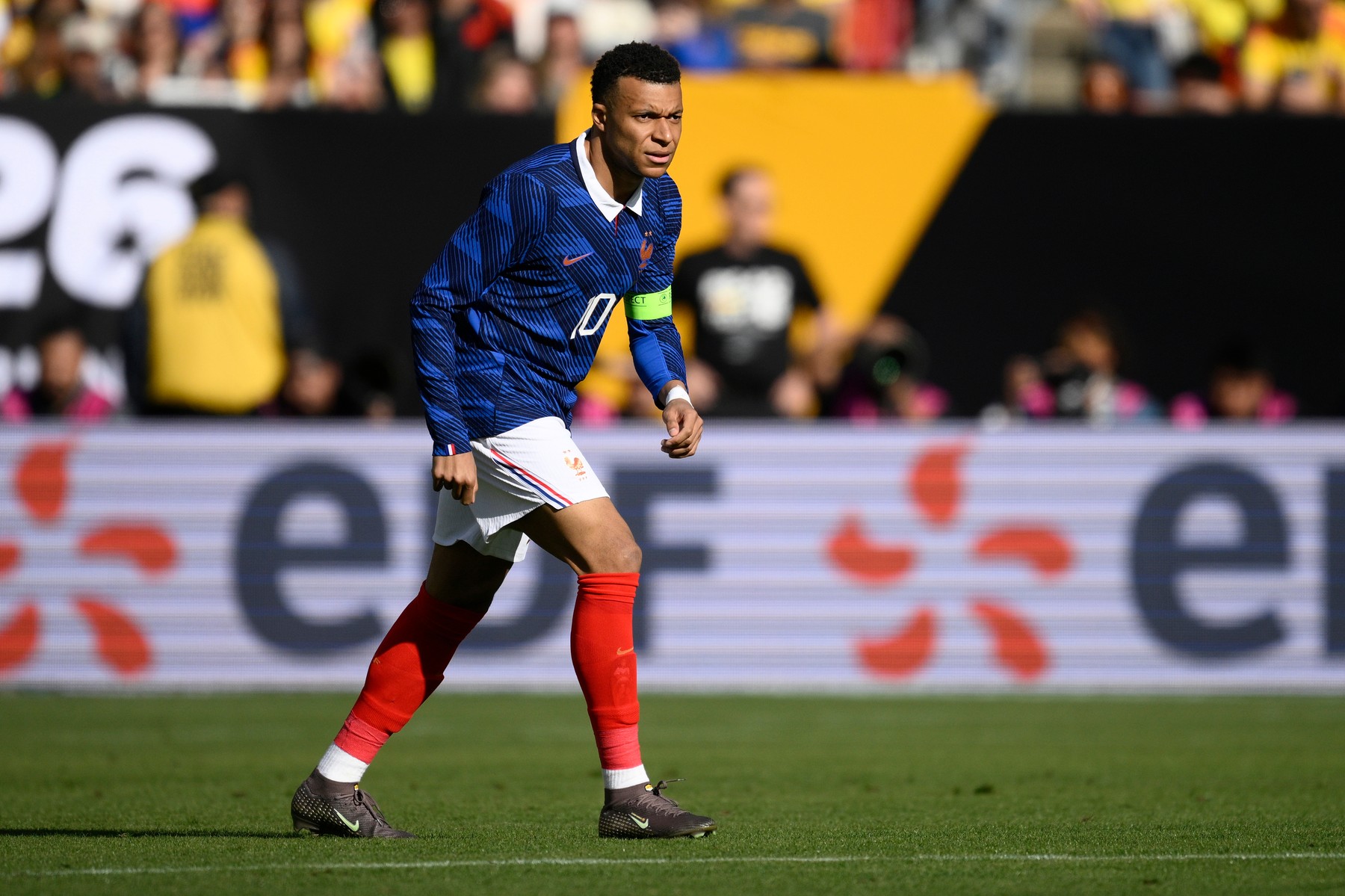 Imagine Stire ”Dezgustător!”. Imaginile cu gestul lui Kylian Mbappe fac înconjurul lumii | 2review.ro