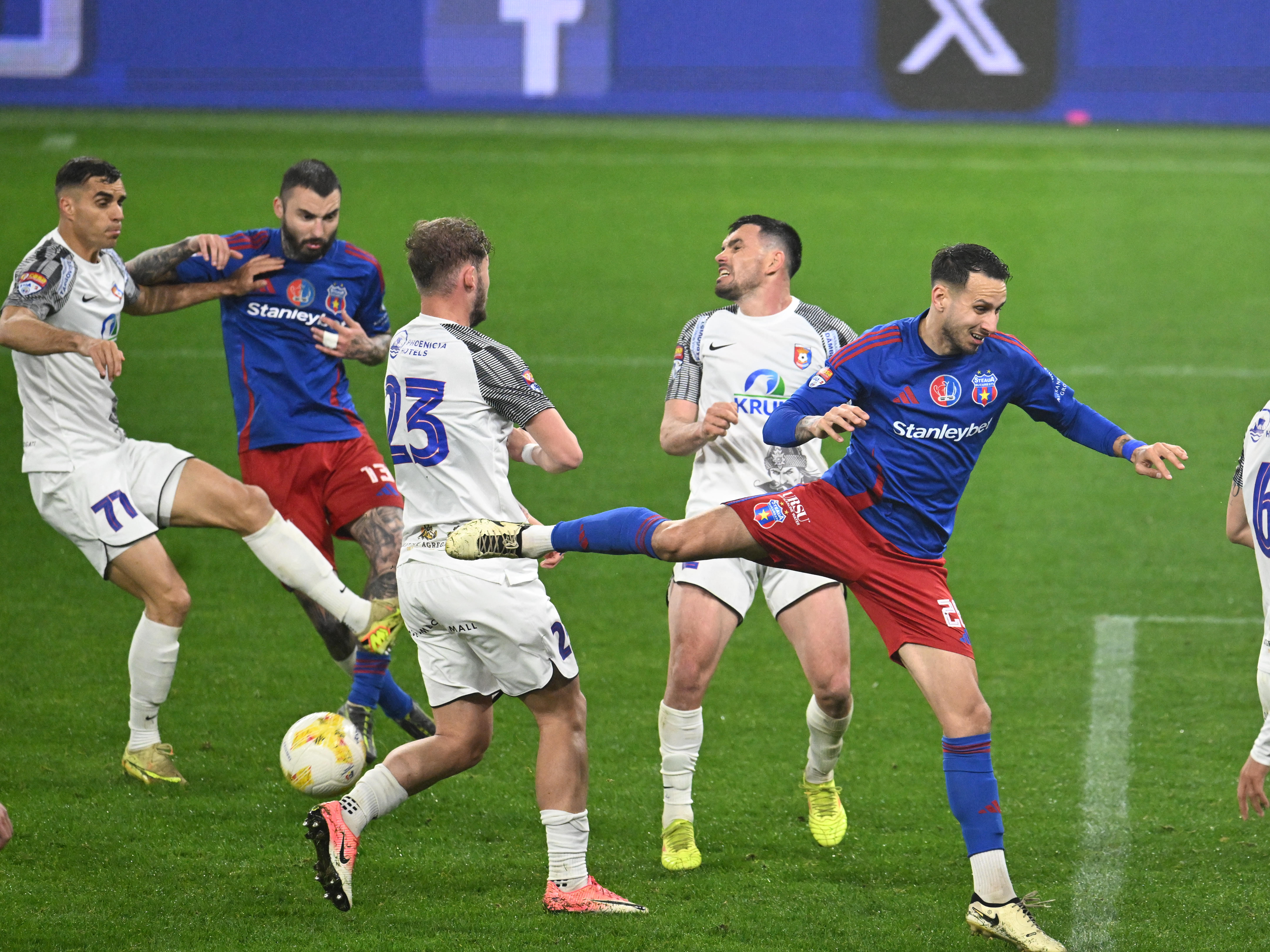 Imagine Stire Steaua - Chindia 2-0. Două goluri superbe și două cartonașe roșii au decis meciul de pe Ghencea | 2review.ro